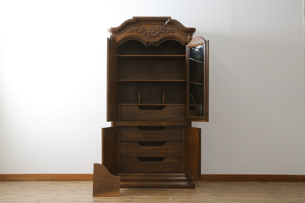 中古　美品　希少モデル　DREXEL HERITAGE(ドレクセルヘリテイジ)　Cameo Classics(キャメオクラシックス)　曲線的なデザインが優美な雰囲気を醸し出すキャビネット(収納棚、戸棚、ワードローブ)(R-058848)