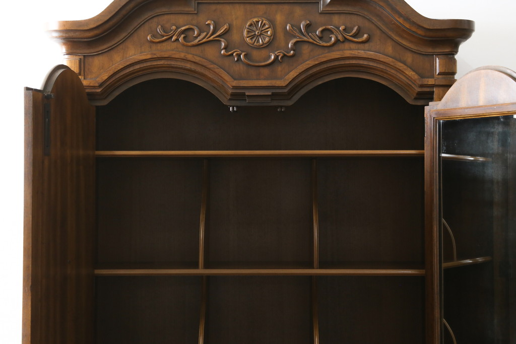 中古　美品　希少モデル　DREXEL HERITAGE(ドレクセルヘリテイジ)　Cameo Classics(キャメオクラシックス)　曲線的なデザインが優美な雰囲気を醸し出すキャビネット(収納棚、戸棚、ワードローブ)(R-058848)
