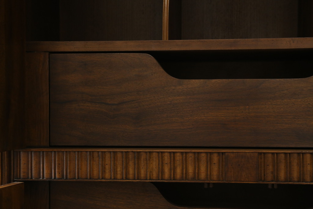 中古　美品　希少モデル　DREXEL HERITAGE(ドレクセルヘリテイジ)　Cameo Classics(キャメオクラシックス)　曲線的なデザインが優美な雰囲気を醸し出すキャビネット(収納棚、戸棚、ワードローブ)(R-058848)