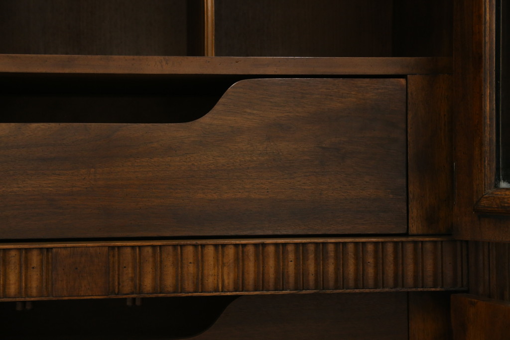 中古　美品　希少モデル　DREXEL HERITAGE(ドレクセルヘリテイジ)　Cameo Classics(キャメオクラシックス)　曲線的なデザインが優美な雰囲気を醸し出すキャビネット(収納棚、戸棚、ワードローブ)(R-058848)
