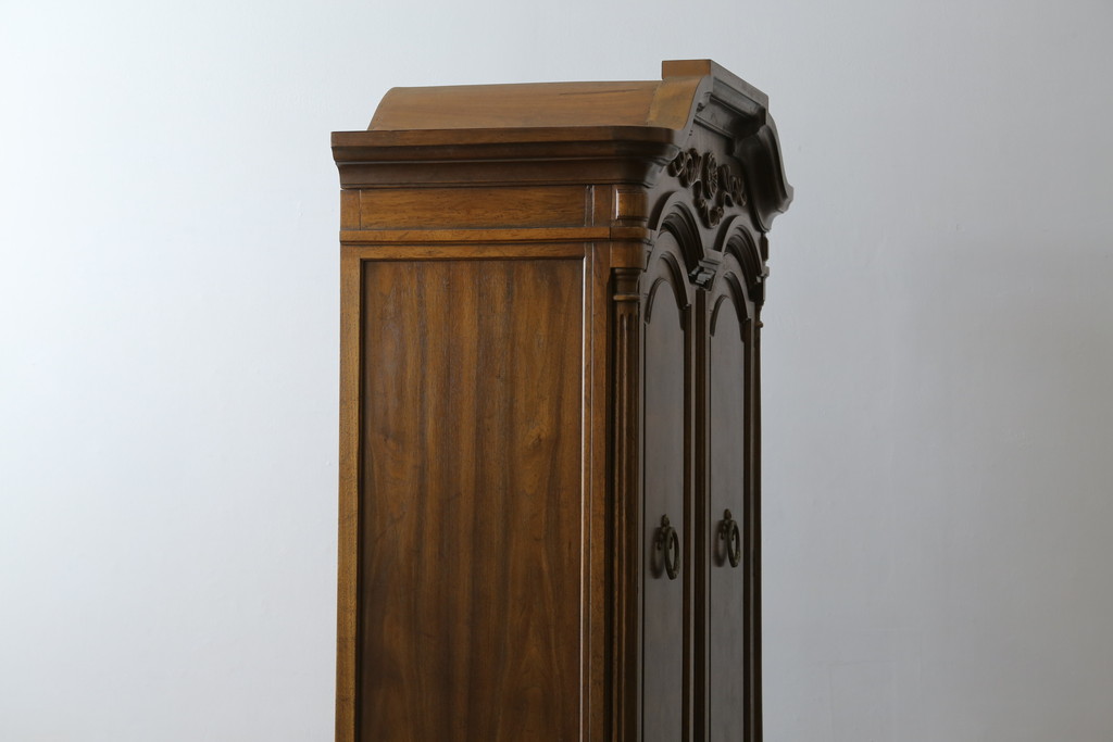 中古　美品　希少モデル　DREXEL HERITAGE(ドレクセルヘリテイジ)　Cameo Classics(キャメオクラシックス)　曲線的なデザインが優美な雰囲気を醸し出すキャビネット(収納棚、戸棚、ワードローブ)(R-058848)