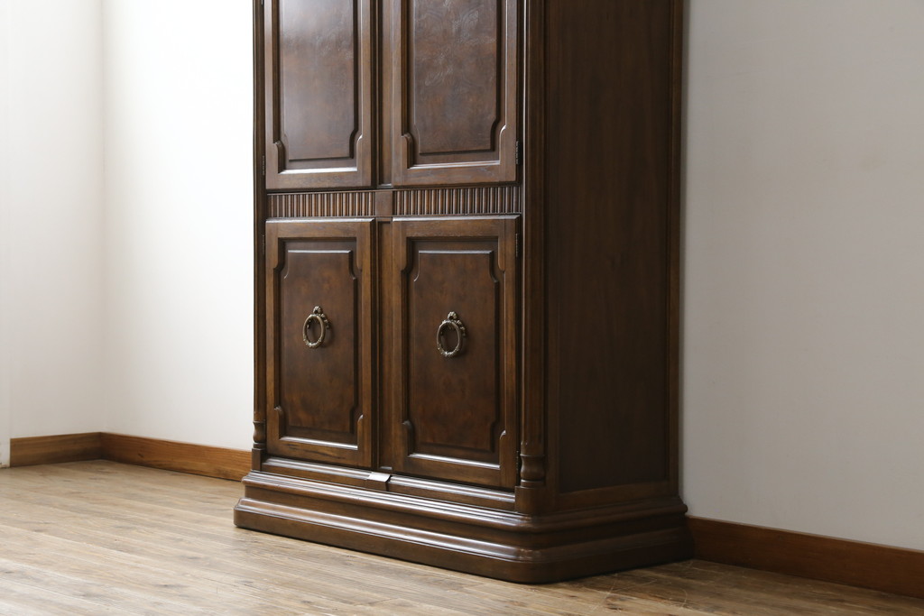 中古　美品　希少モデル　DREXEL HERITAGE(ドレクセルヘリテイジ)　Cameo Classics(キャメオクラシックス)　曲線的なデザインが優美な雰囲気を醸し出すキャビネット(収納棚、戸棚、ワードローブ)(R-058848)