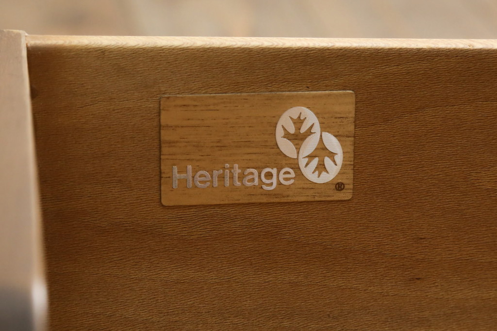 中古　美品　希少モデル　DREXEL HERITAGE(ドレクセルヘリテイジ)　Cameo Classics(キャメオクラシックス)　曲線的なデザインが優美な雰囲気を醸し出すキャビネット(収納棚、戸棚、ワードローブ)(R-058848)