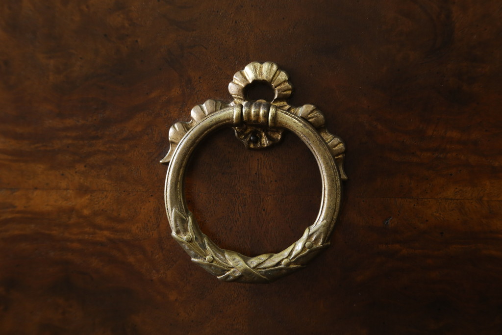 中古　美品　希少モデル　DREXEL HERITAGE(ドレクセルヘリテイジ)　Cameo Classics(キャメオクラシックス)　曲線的なデザインが優美な雰囲気を醸し出すキャビネット(収納棚、戸棚、ワードローブ)(R-058848)
