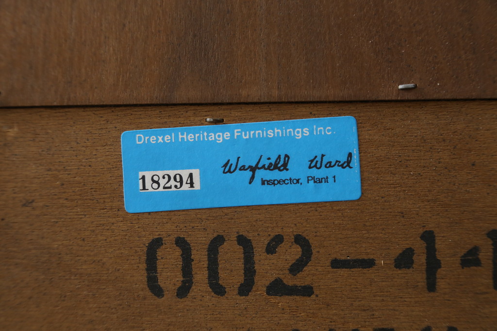 中古　美品　希少モデル　DREXEL HERITAGE(ドレクセルヘリテイジ)　Cameo Classics(キャメオクラシックス)　曲線的なデザインが優美な雰囲気を醸し出すキャビネット(収納棚、戸棚、ワードローブ)(R-058848)