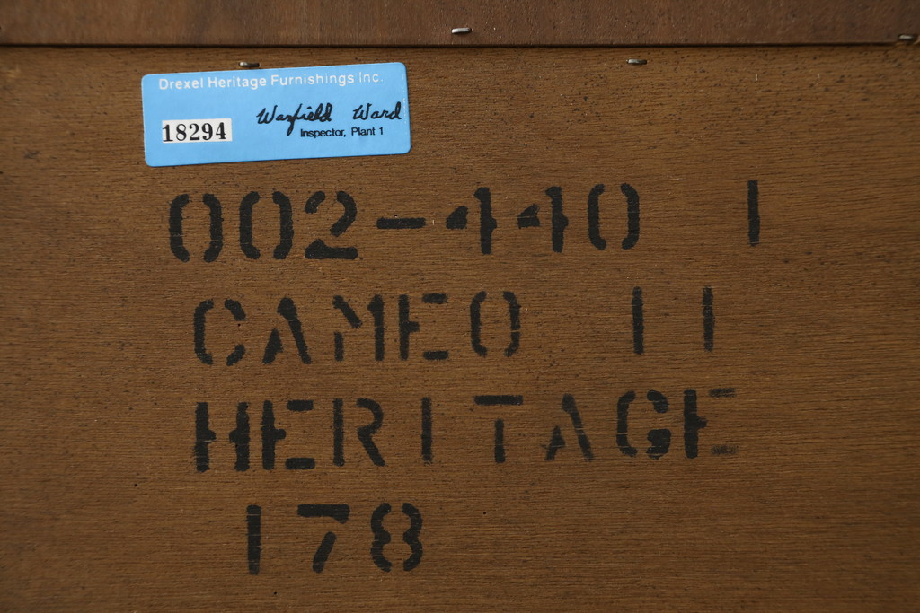 中古　美品　希少モデル　DREXEL HERITAGE(ドレクセルヘリテイジ)　Cameo Classics(キャメオクラシックス)　曲線的なデザインが優美な雰囲気を醸し出すキャビネット(収納棚、戸棚、ワードローブ)(R-058848)