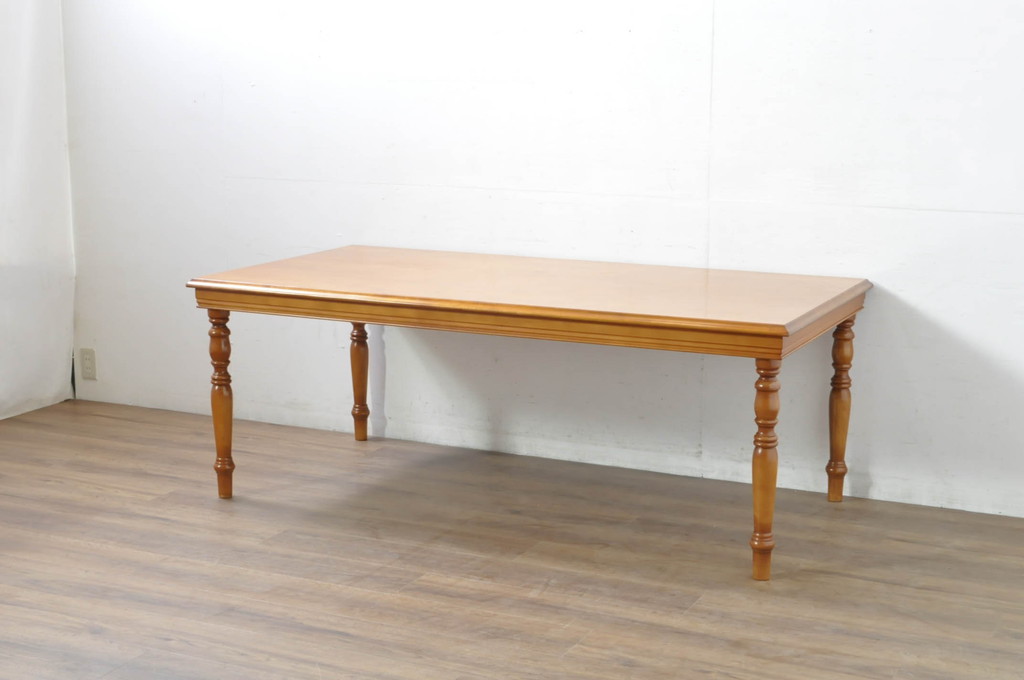 中古　美品　横浜クラシック家具　ダニエル(daniel)　品のあるデザインが目を引くダイニングテーブル(4人掛け、6人掛け、食卓)(R-080308)