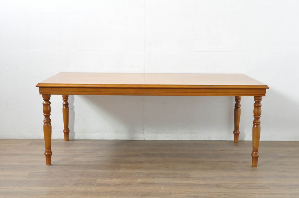 中古　美品　横浜クラシック家具　ダニエル(daniel)　品のあるデザインが目を引くダイニングテーブル(4人掛け、6人掛け、食卓)(R-080308)
