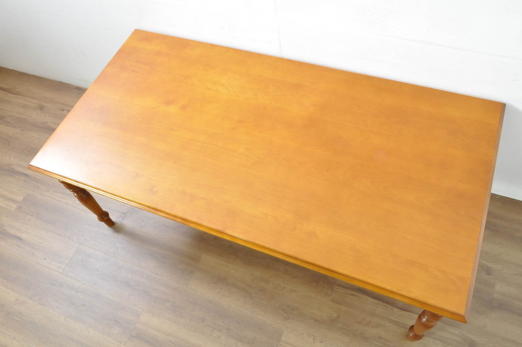 中古　美品　横浜クラシック家具　ダニエル(daniel)　品のあるデザインが目を引くダイニングテーブル(4人掛け、6人掛け、食卓)(R-080308)