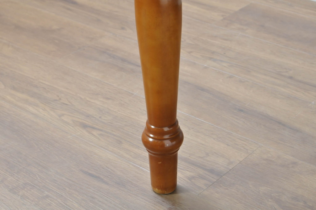 中古　美品　横浜クラシック家具　ダニエル(daniel)　品のあるデザインが目を引くダイニングテーブル(4人掛け、6人掛け、食卓)(R-080308)