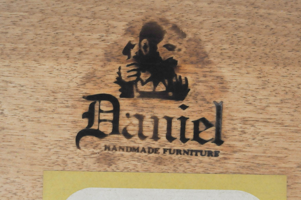 中古　美品　横浜クラシック家具　ダニエル(daniel)　品のあるデザインが目を引くダイニングテーブル(4人掛け、6人掛け、食卓)(R-080308)