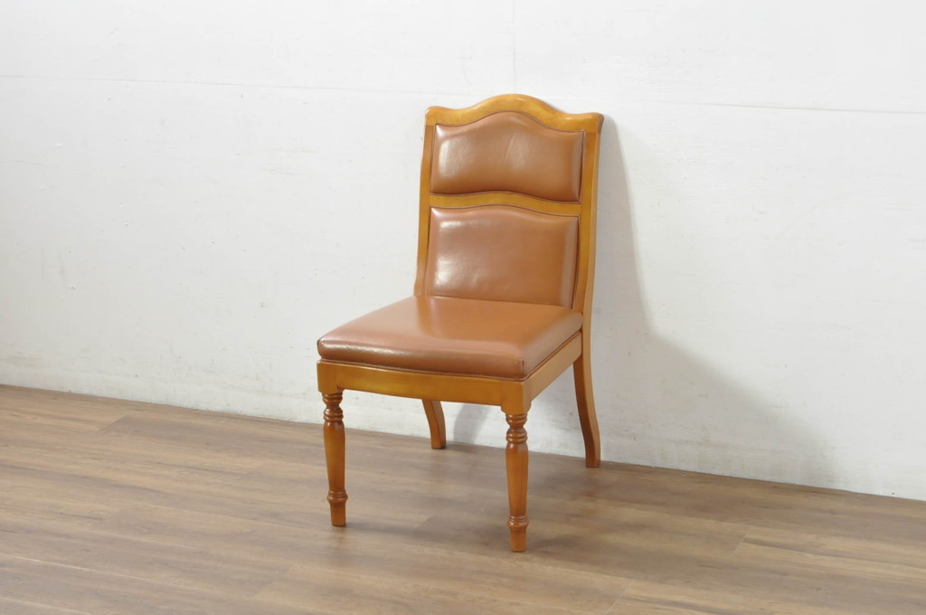 中古　横浜クラシック家具　ダニエル(daniel)　本革(レザー)　品のある佇まいが素敵なダイニングチェア(椅子、イス、アームレスチェア)(定価約25万円)(R-080315)