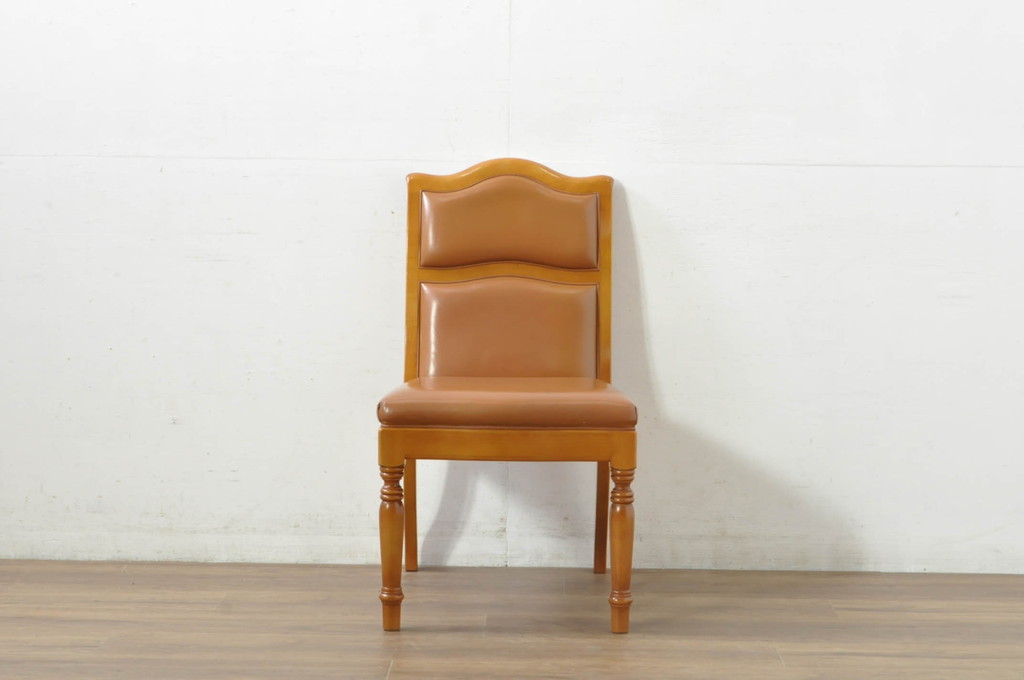 中古　横浜クラシック家具　ダニエル(daniel)　本革(レザー)　品のある佇まいが素敵なダイニングチェア(椅子、イス、アームレスチェア)(定価約25万円)(R-080315)