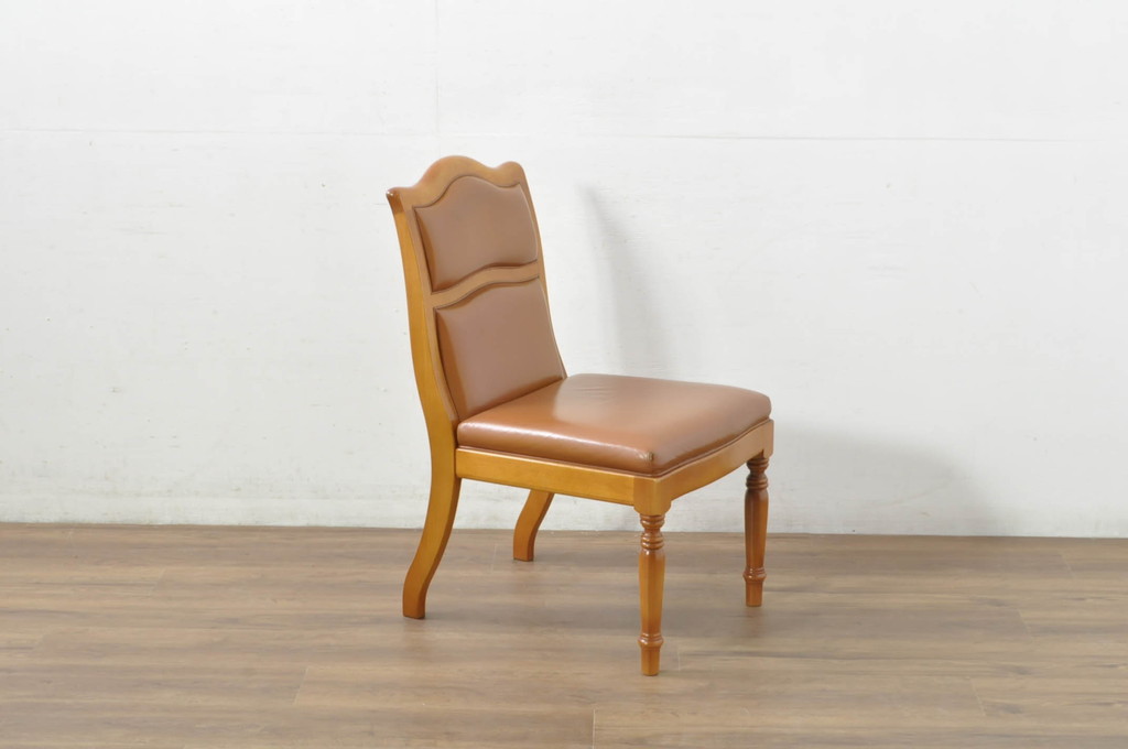 中古　横浜クラシック家具　ダニエル(daniel)　本革(レザー)　品のある佇まいが素敵なダイニングチェア(椅子、イス、アームレスチェア)(定価約25万円)(R-080315)