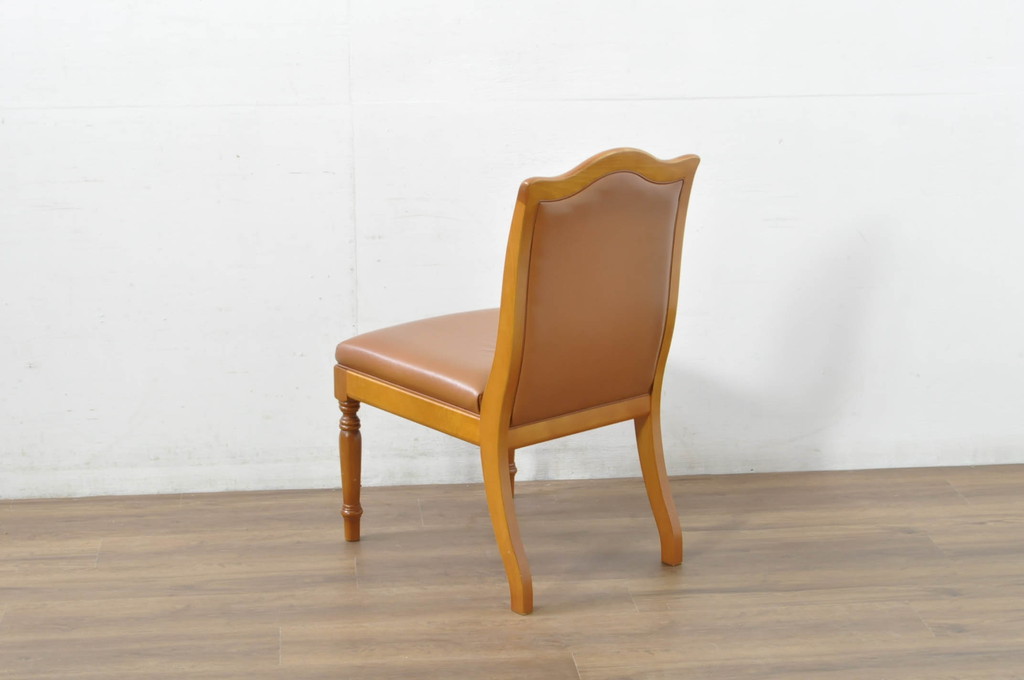 中古　横浜クラシック家具　ダニエル(daniel)　本革(レザー)　品のある佇まいが素敵なダイニングチェア(椅子、イス、アームレスチェア)(定価約25万円)(R-080315)