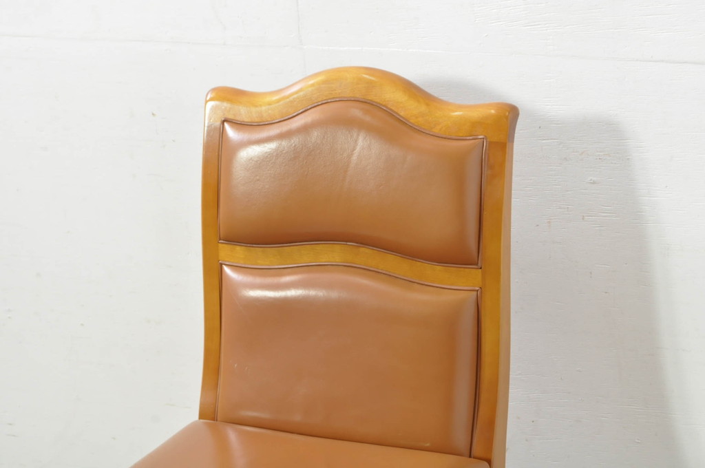 中古　横浜クラシック家具　ダニエル(daniel)　本革(レザー)　品のある佇まいが素敵なダイニングチェア(椅子、イス、アームレスチェア)(定価約25万円)(R-080315)