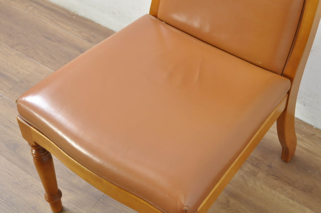 中古　横浜クラシック家具　ダニエル(daniel)　本革(レザー)　品のある佇まいが素敵なダイニングチェア(椅子、イス、アームレスチェア)(定価約25万円)(R-080315)