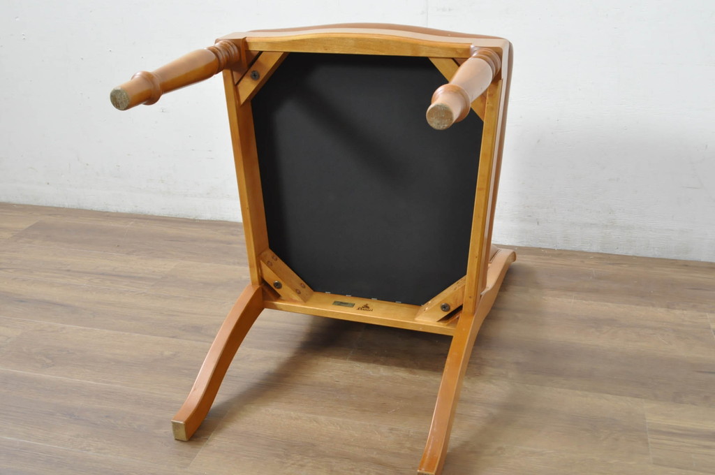 中古　横浜クラシック家具　ダニエル(daniel)　本革(レザー)　品のある佇まいが素敵なダイニングチェア(椅子、イス、アームレスチェア)(定価約25万円)(R-080315)