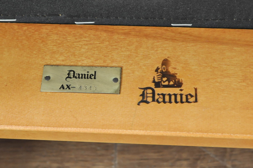 中古　横浜クラシック家具　ダニエル(daniel)　本革(レザー)　品のある佇まいが素敵なダイニングチェア(椅子、イス、アームレスチェア)(定価約25万円)(R-080315)