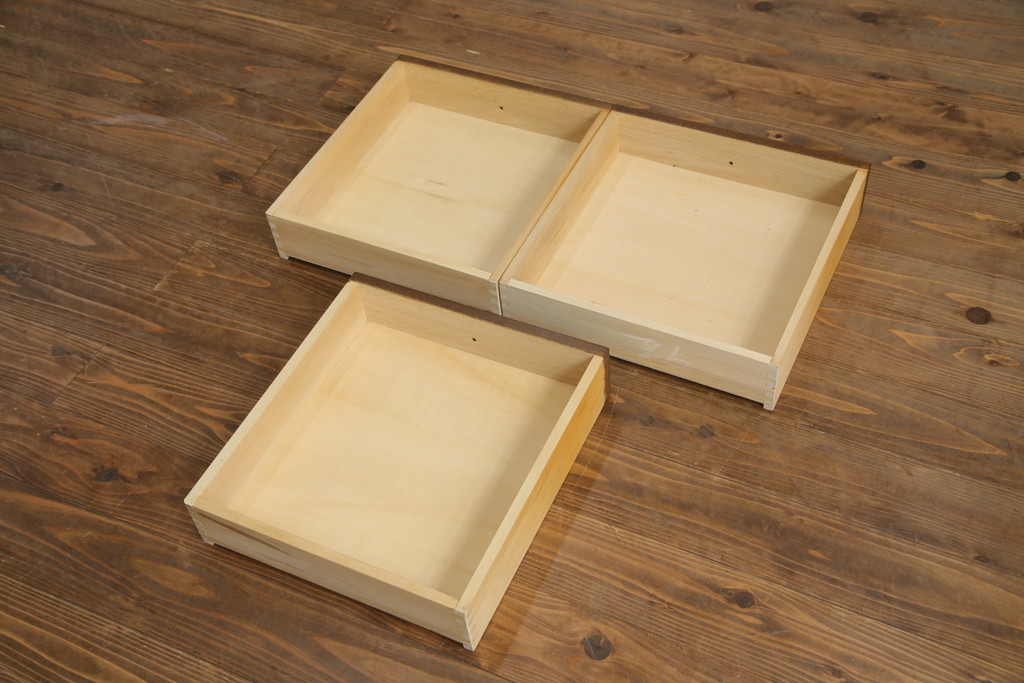 【セミオーダー家具実例】食器棚に高品質リペアを施しました。上段の左右の棚にオーク材で大小各1枚ずつの棚板を新規製作し、現状のお色味をベースにお仕上げました。(収納棚、戸棚、飾り棚、カップボード、キャビネット)
