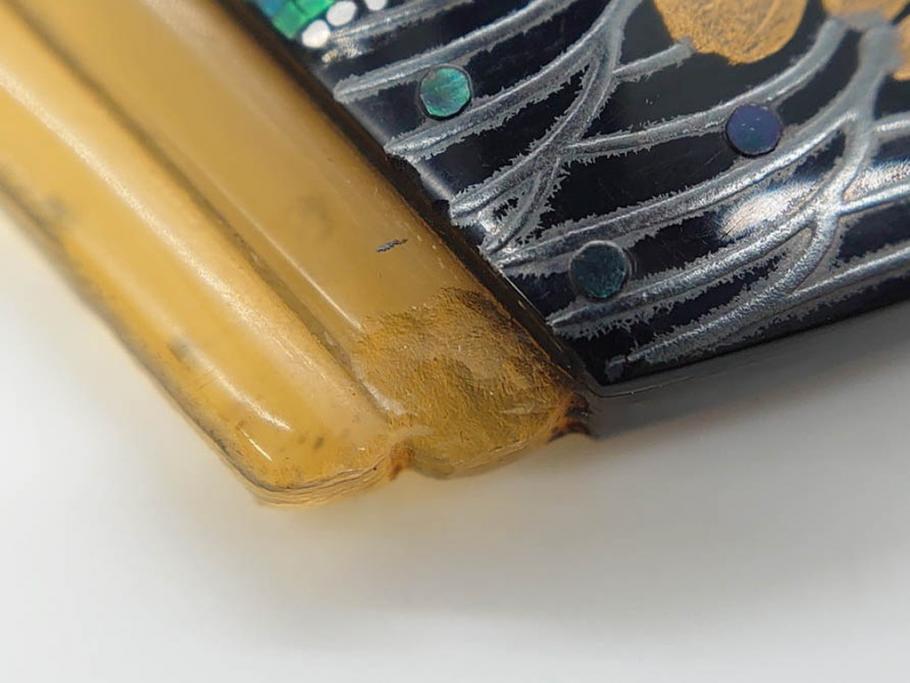 アンティーク　時代物　螺鈿細工　べっ甲(鼈甲)　オパール　上品な雰囲気の帯留2点セット(蝶、花、菊、扇、帯締め、帯留め、着物道具、和装小物、アクセサリー)(R-081011)