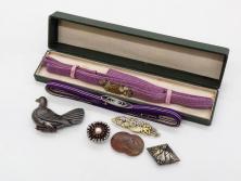 アンティーク　時代物　金工　彫金　気品を感じる帯留7点セット(在銘作家物、弘光、ハト、鳩、ツル、鶴、花、波に千鳥、観世水、帯留め、着物道具、和装小物、アクセサリー、ケース付き)(R-081012)