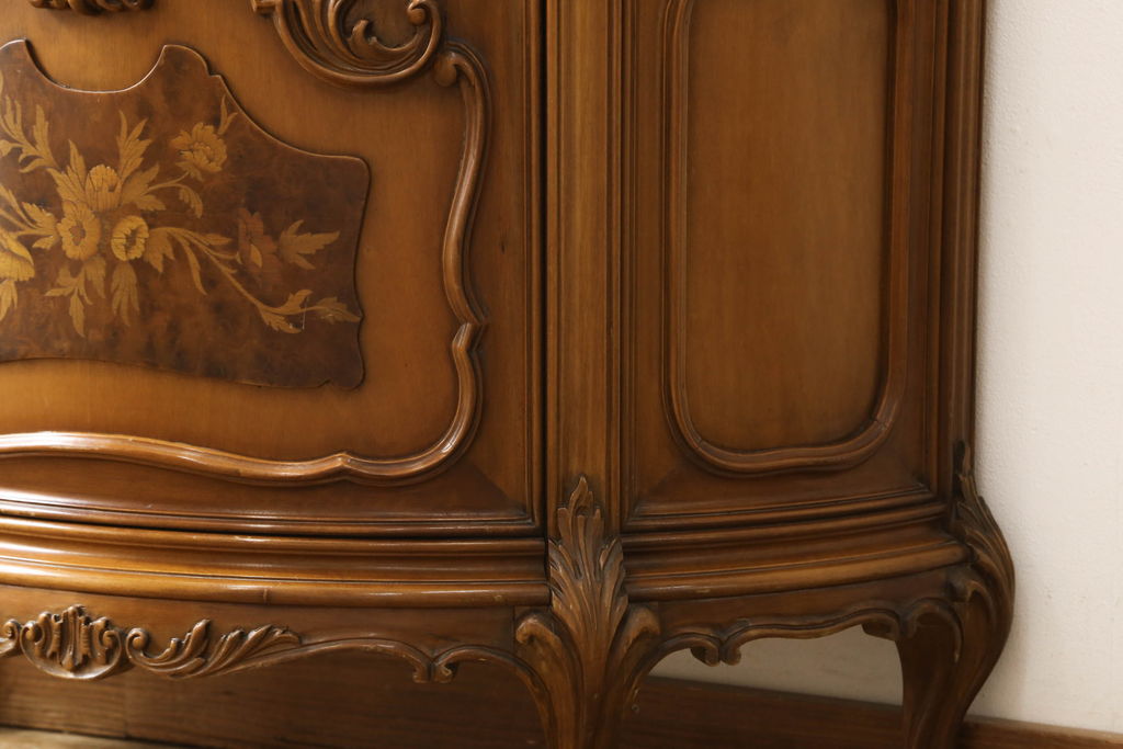 中古　美品　イタリア高級輸入家具　エレガントな空間づくりに取り入れたい縦型キャビネット(キュリオケース、ガラスケース、飾り棚、店舗什器)(R-055890)