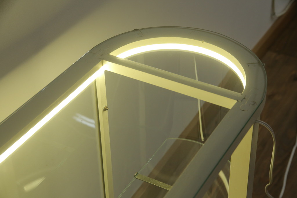 【セミオーダー家具実例】昭和中期のオーバルガラスケースに高品質リペアを施しました。LED照明やクリアキャスターを取り付け、アンティークホワイトでペイントして仕上げました。(ショーケース、陳列棚、飾り棚、店舗什器)