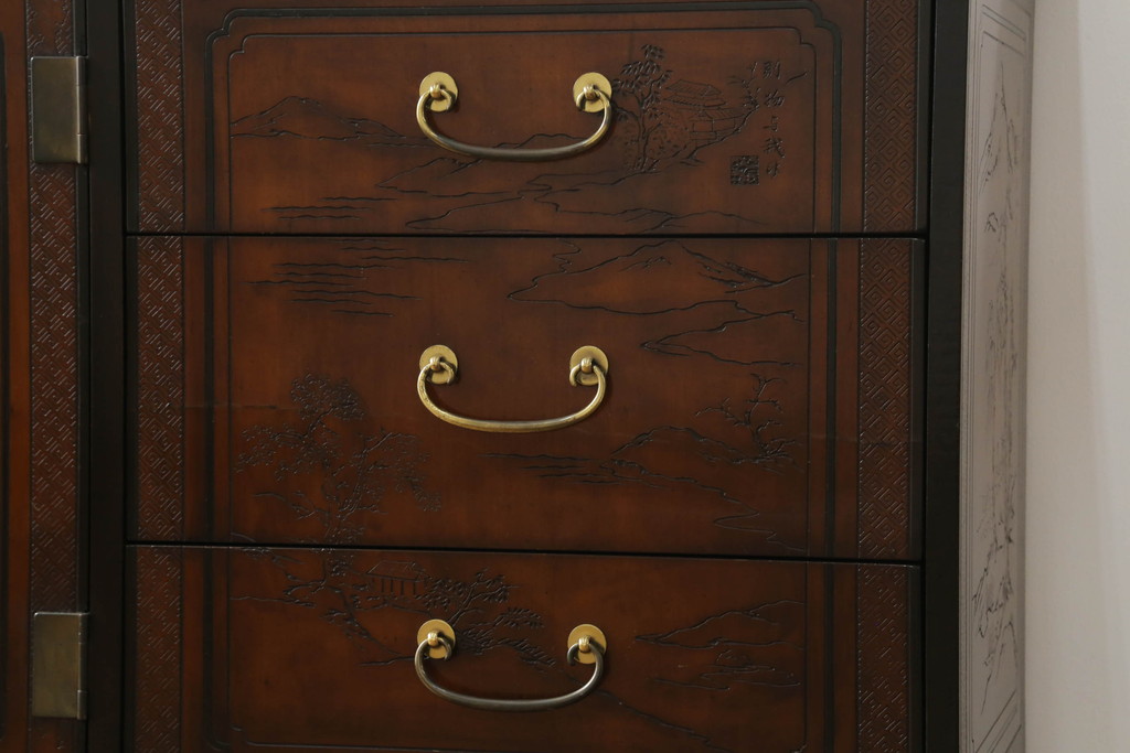 中古　レア品　DREXEL HERITAGE(ドレクセルヘリテイジ)　シノワズリ様式　品のある佇まいと細やかな彫刻が美しいサイドボード(チェスト、引き出し、洋服タンス、テレビ台、テレビボード)(R-066297)