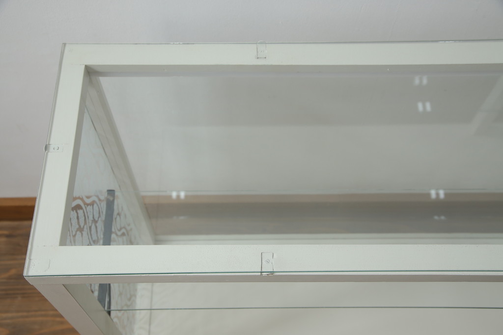 【セミオーダー家具実例】昭和中期のオーバルガラスケースに高品質リペアを施しました。LED照明やクリアキャスターを取り付け、アンティークホワイトでペイントして仕上げました。(ショーケース、陳列棚、飾り棚、店舗什器)