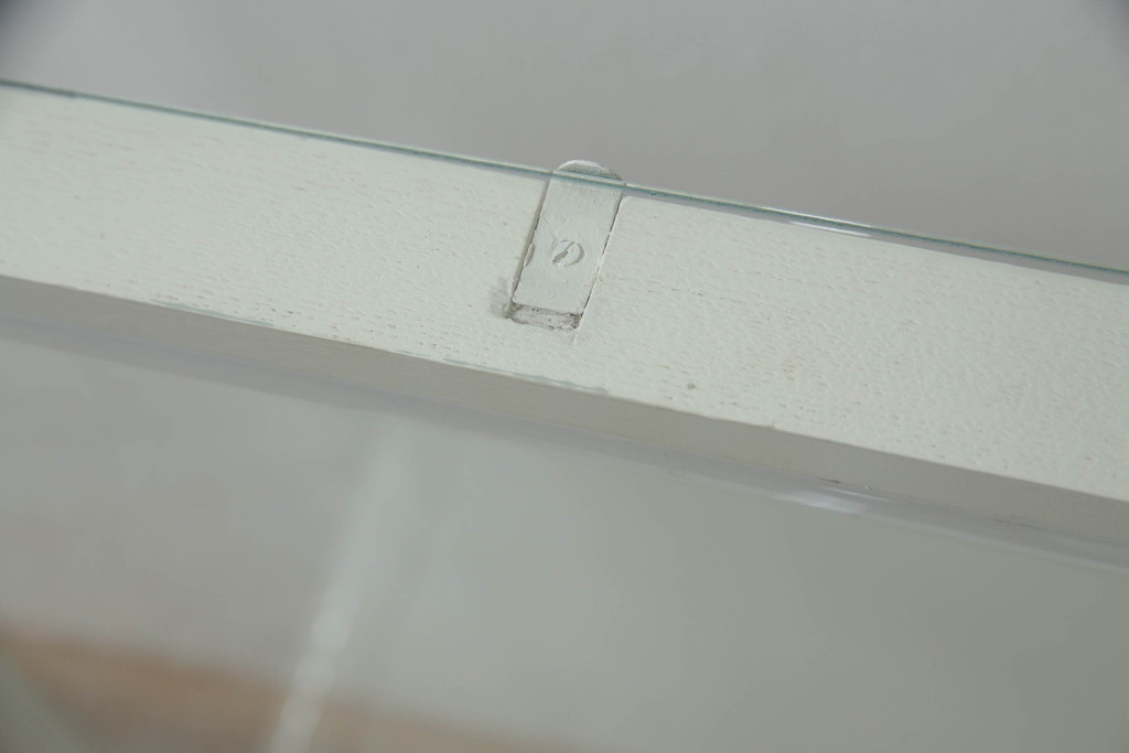 【セミオーダー家具実例】昭和中期のオーバルガラスケースに高品質リペアを施しました。LED照明やクリアキャスターを取り付け、アンティークホワイトでペイントして仕上げました。(ショーケース、陳列棚、飾り棚、店舗什器)