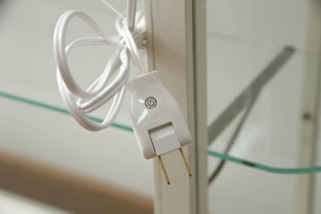【セミオーダー家具実例】昭和中期のオーバルガラスケースに高品質リペアを施しました。LED照明やクリアキャスターを取り付け、アンティークホワイトでペイントして仕上げました。(ショーケース、陳列棚、飾り棚、店舗什器)