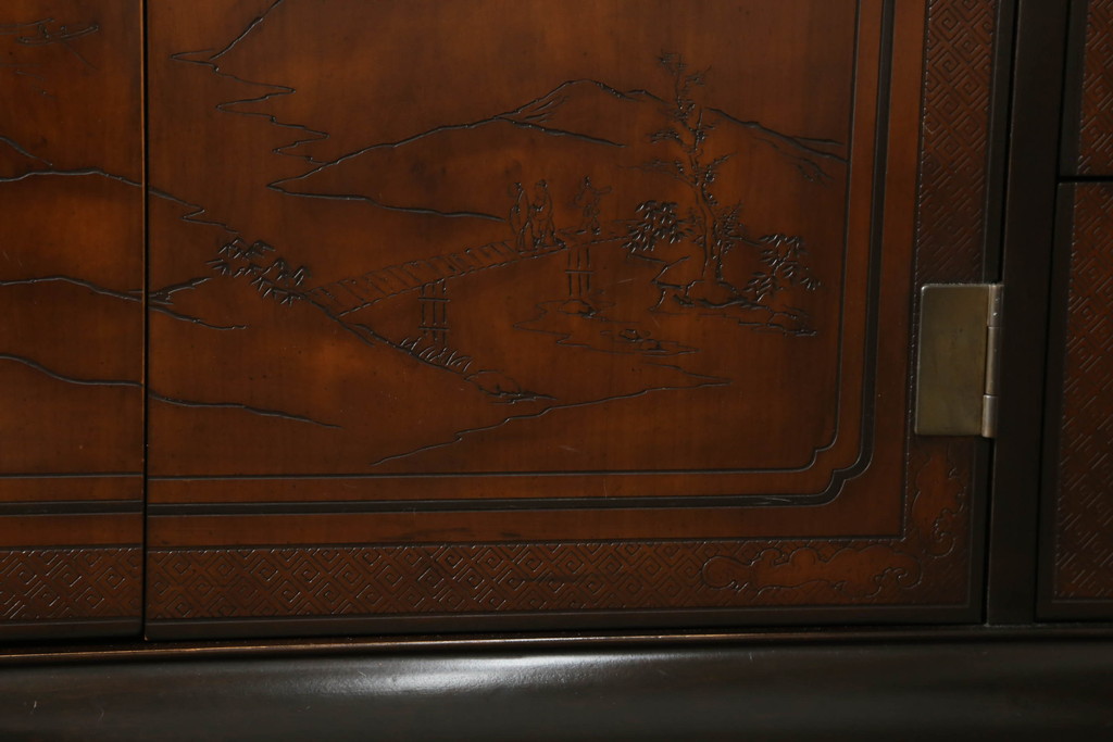 中古　レア品　DREXEL HERITAGE(ドレクセルヘリテイジ)　シノワズリ様式　品のある佇まいと細やかな彫刻が美しいサイドボード(チェスト、引き出し、洋服タンス、テレビ台、テレビボード)(R-066297)
