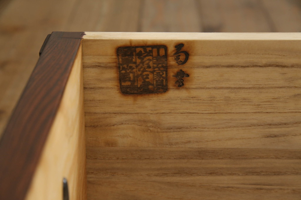 【セミオーダー家具実例】着物箪笥に高品質リペアを施しました。金具は現状のもの使用し、新たに台輪を取り付けました。(衣装箪笥、和タンス、収納箪笥、引き出し)