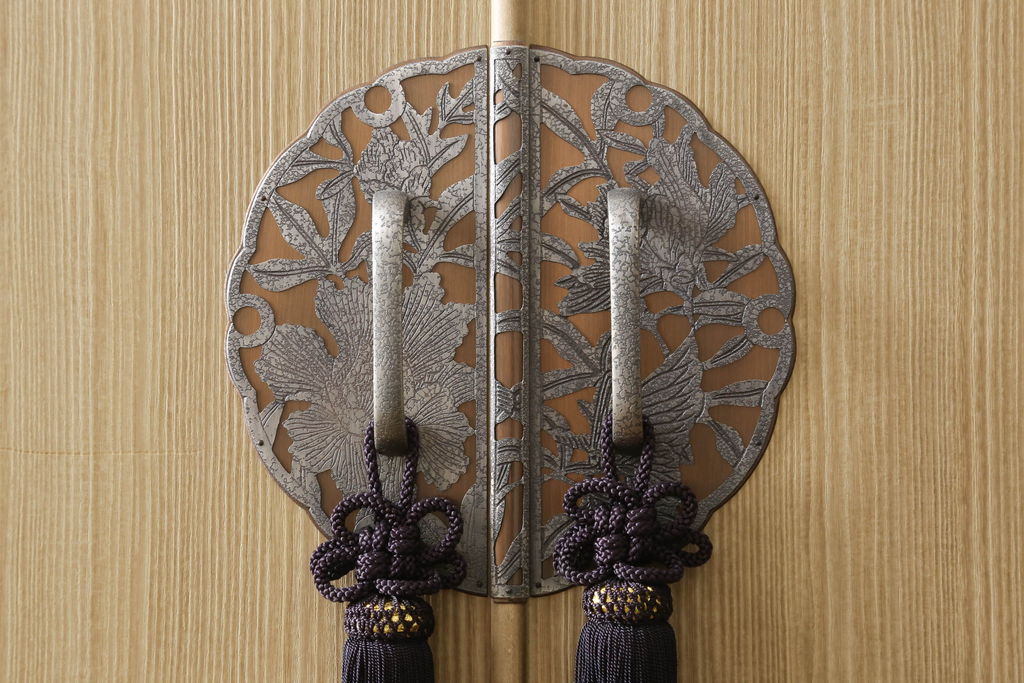中古　美品　国産　職人手造り　透かしの金具が素敵な総桐箪笥(胴厚、四方丸、総桐たんす、着物箪笥、和タンス、衣装箪笥)(R-060549)
