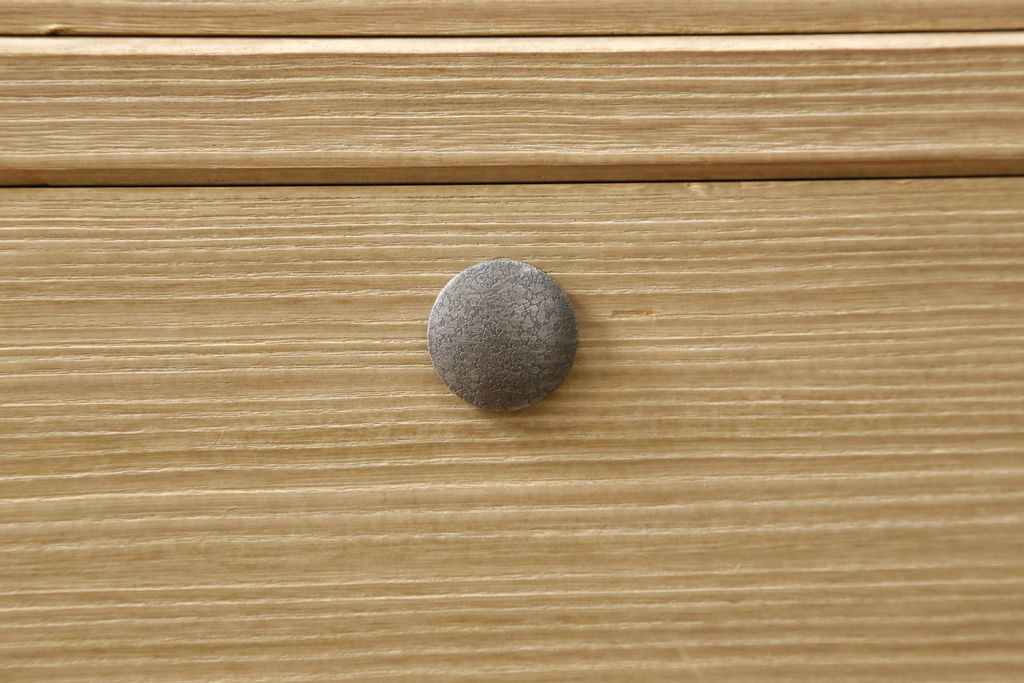 中古　美品　国産　職人手造り　透かしの金具が素敵な総桐箪笥(胴厚、四方丸、総桐たんす、着物箪笥、和タンス、衣装箪笥)(R-060549)