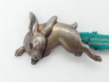 作家物　芳昭銘　金工　彫刻　意匠を凝らしたうさぎが愛らしい帯留め(金属工芸、兎、ウサギ、和装小物、着物道具、帯締め、アクセサリー)(R-074982)