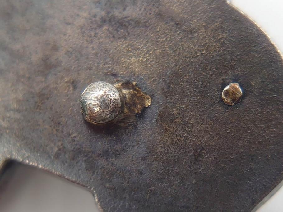 作家物　芳昭銘　金工　彫刻　意匠を凝らしたうさぎが愛らしい帯留め(金属工芸、兎、ウサギ、和装小物、着物道具、帯締め、アクセサリー)(R-074982)