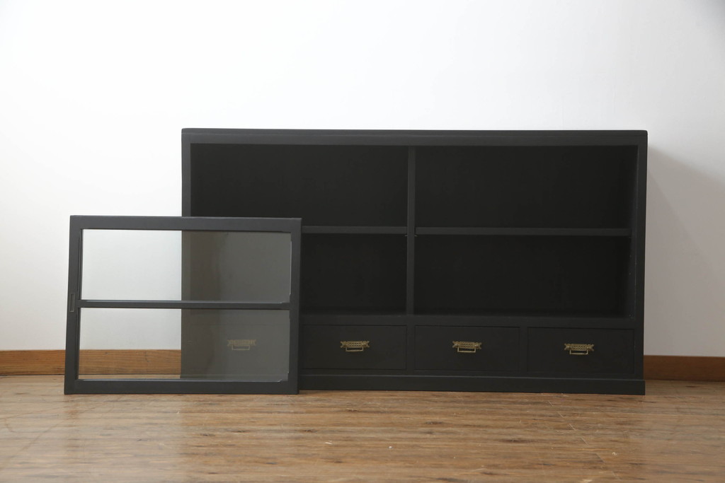 【セミオーダー家具実例】収納棚に高品質リペアを施しました。新たに棚板を製作し、棚板の高さを調整可能な仕様へ加工。当店商品を参考にマットブラックでペイントして仕上げました。(戸棚、サイドボード、サイドキャビネット、引き出し)