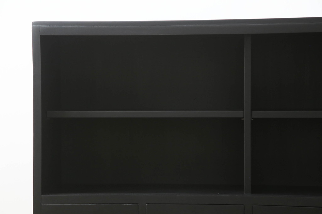 【セミオーダー家具実例】収納棚に高品質リペアを施しました。新たに棚板を製作し、棚板の高さを調整可能な仕様へ加工。当店商品を参考にマットブラックでペイントして仕上げました。(戸棚、サイドボード、サイドキャビネット、引き出し)