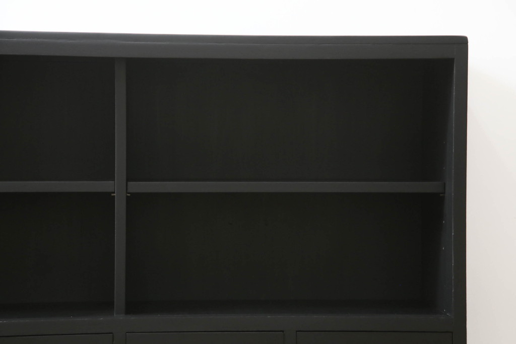 【セミオーダー家具実例】収納棚に高品質リペアを施しました。新たに棚板を製作し、棚板の高さを調整可能な仕様へ加工。当店商品を参考にマットブラックでペイントして仕上げました。(戸棚、サイドボード、サイドキャビネット、引き出し)