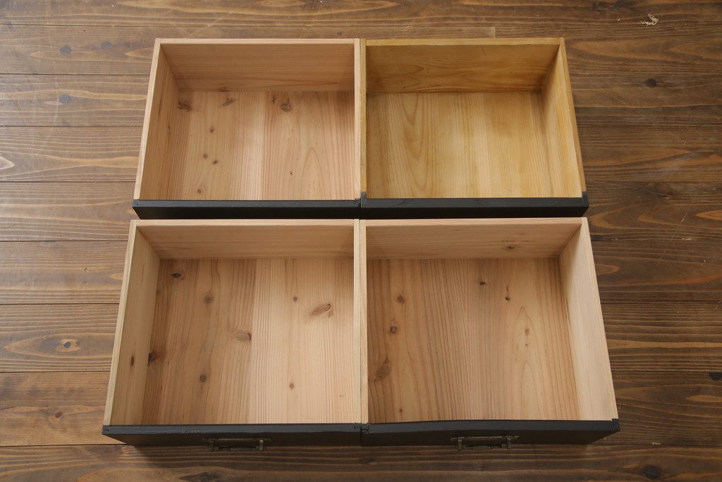 【セミオーダー家具実例】収納棚に高品質リペアを施しました。新たに棚板を製作し、棚板の高さを調整可能な仕様へ加工。当店商品を参考にマットブラックでペイントして仕上げました。(戸棚、サイドボード、サイドキャビネット、引き出し)