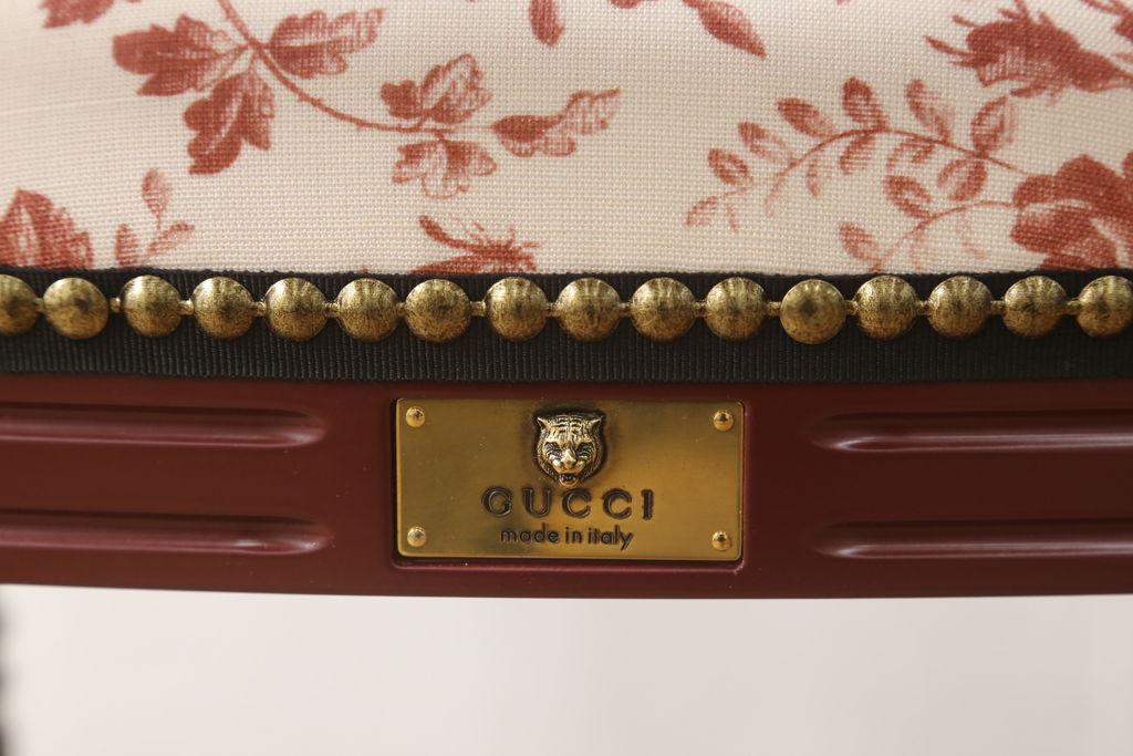 中古　超美品　グッチ(GUCCI)　ビー(ハチ)　エンブロイダリー　個性的なデザインが空間のアクセントになるウッドチェア(椅子、イス、ハーバリウムプリント)(定価約32万円)(R-060941)