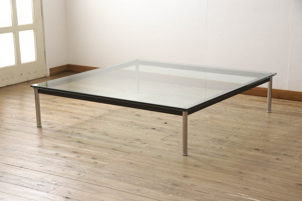 中古　美品　Cassina(カッシーナ)　ル・コルビュジエ(Le Corbusier)　10 TABLE EN TUBE(ターブル アン テューブ)　LC10　スタイリッシュな佇まいが魅力的なガラストップローテーブル(リビングテーブル、センターテーブル、カクテルテーブル)(定価約50万6千円)(R-066537)