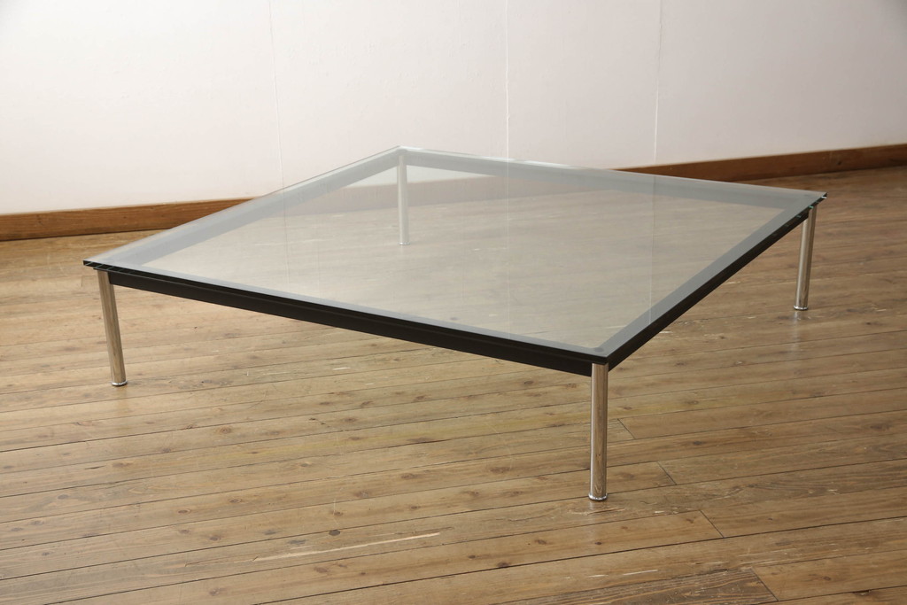 中古　美品　Cassina(カッシーナ)　ル・コルビュジエ(Le Corbusier)　10 TABLE EN TUBE(ターブル アン テューブ)　LC10　スタイリッシュな佇まいが魅力的なガラストップローテーブル(リビングテーブル、センターテーブル、カクテルテーブル)(定価約50万6千円)(R-066537)