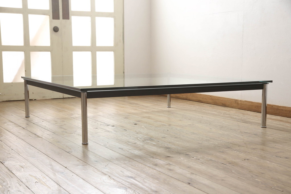 中古　美品　Cassina(カッシーナ)　ル・コルビュジエ(Le Corbusier)　10 TABLE EN TUBE(ターブル アン テューブ)　LC10　スタイリッシュな佇まいが魅力的なガラストップローテーブル(リビングテーブル、センターテーブル、カクテルテーブル)(定価約50万6千円)(R-066537)