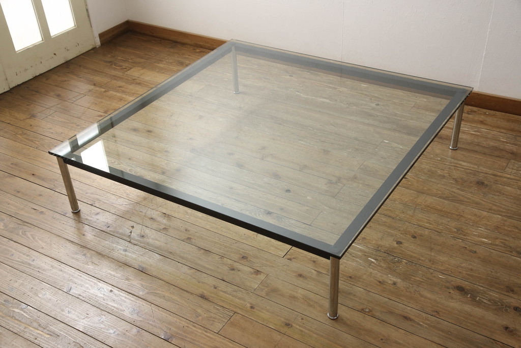 中古　美品　Cassina(カッシーナ)　ル・コルビュジエ(Le Corbusier)　10 TABLE EN TUBE(ターブル アン テューブ)　LC10　スタイリッシュな佇まいが魅力的なガラストップローテーブル(リビングテーブル、センターテーブル、カクテルテーブル)(定価約50万6千円)(R-066537)