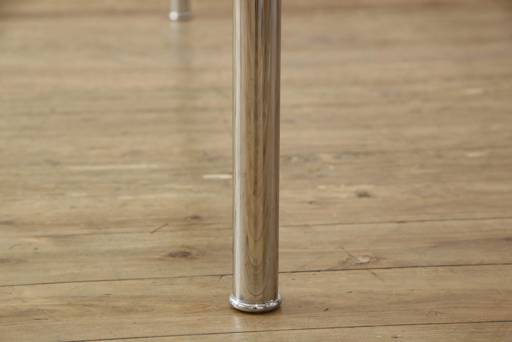 中古　美品　Cassina(カッシーナ)　ル・コルビュジエ(Le Corbusier)　10 TABLE EN TUBE(ターブル アン テューブ)　LC10　スタイリッシュな佇まいが魅力的なガラストップローテーブル(リビングテーブル、センターテーブル、カクテルテーブル)(定価約100万円)(R-066537)