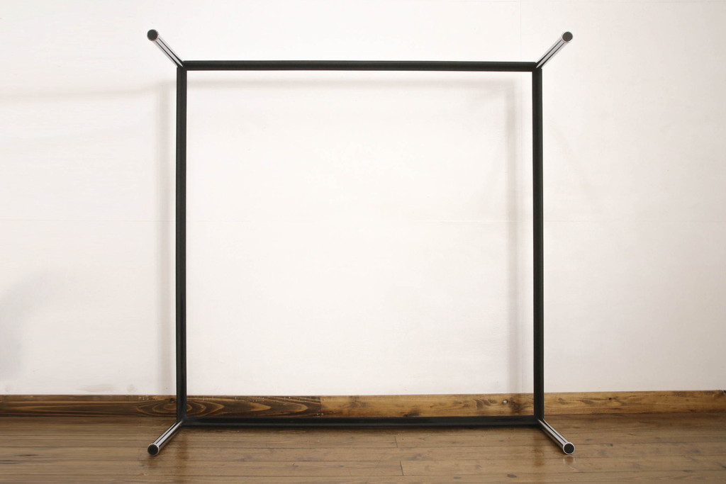 中古　美品　Cassina(カッシーナ)　ル・コルビュジエ(Le Corbusier)　10 TABLE EN TUBE(ターブル アン テューブ)　LC10　スタイリッシュな佇まいが魅力的なガラストップローテーブル(リビングテーブル、センターテーブル、カクテルテーブル)(定価約100万円)(R-066537)