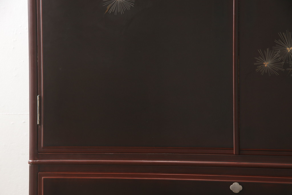 中古　美品　最高級!　総漆塗り　美しい松の漆絵が入った総桐箪笥(和タンス、衣装箪笥、桐タンス)(定価約200万円)(R-056867)